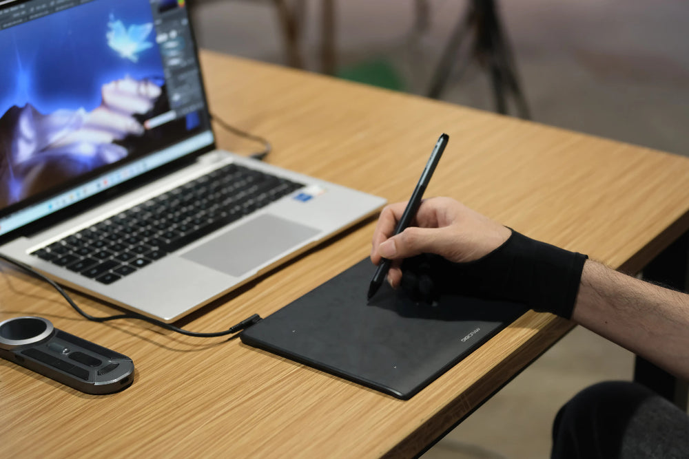 Beginner sketching on the DIGIDRAW Turing Basic S drawing tablet connected to a laptop for digital art.